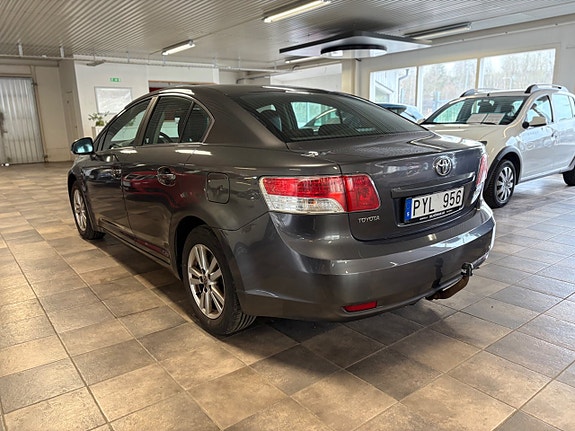 Toyota Avensis 3 of 5