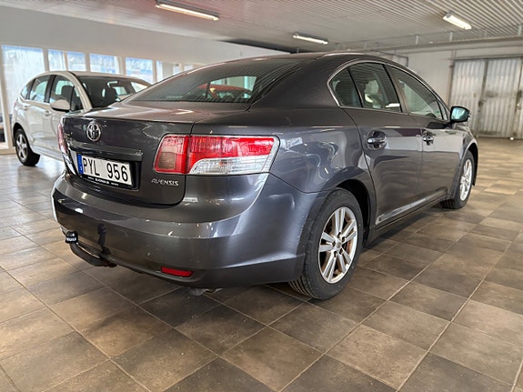 Toyota Avensis 4 of 5