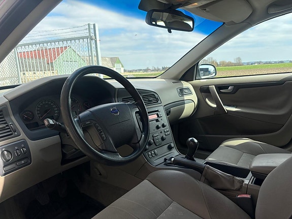 Volvo V70 8 of 16