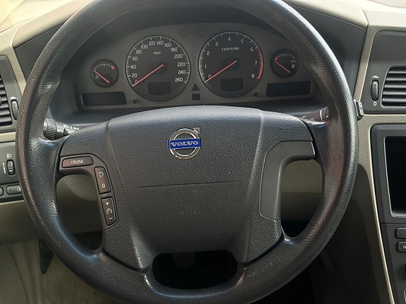 Volvo V70 12 of 16