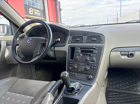 Volvo V70 10 of 16