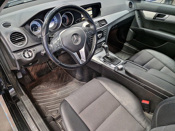 Mercedes-Benz C220 10 of 17