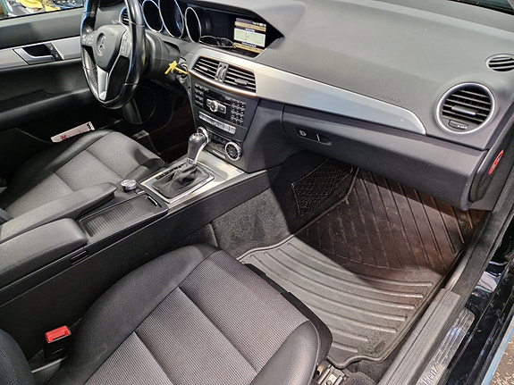 Mercedes-Benz C220 13 of 17