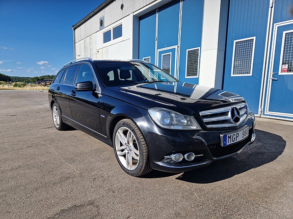Mercedes-Benz C220 2 of 17