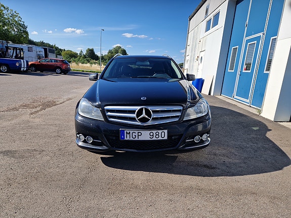 Mercedes-Benz C220 3 of 17