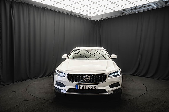 Volvo V90 Cross Country 3 of 5