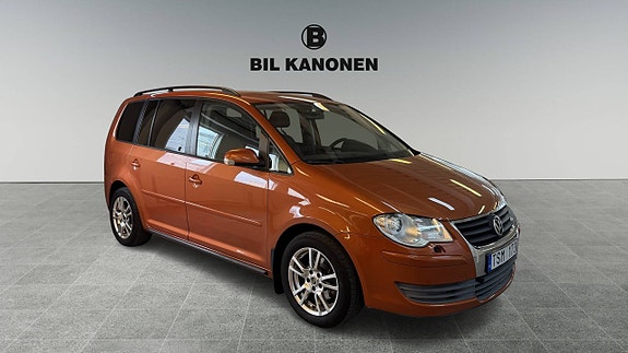 Volkswagen Touran 2 of 5