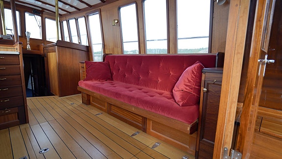 Saloon motor yacht 6 of 12