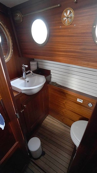 Saloon motor yacht 12 of 12