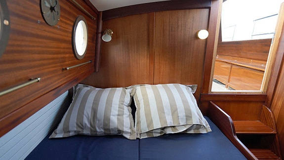 Saloon motor yacht 11 of 12