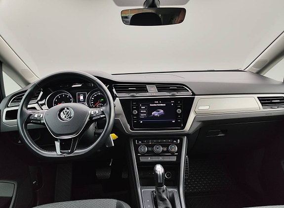 Volkswagen Touran 3 of 5