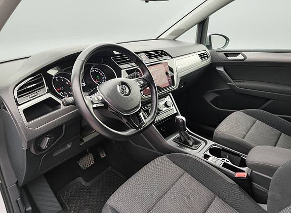 Volkswagen Touran 2 of 5