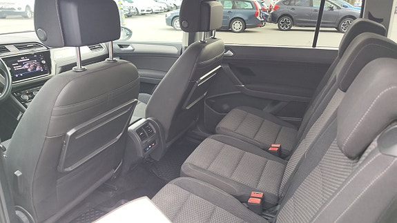 Volkswagen Touran 4 of 5