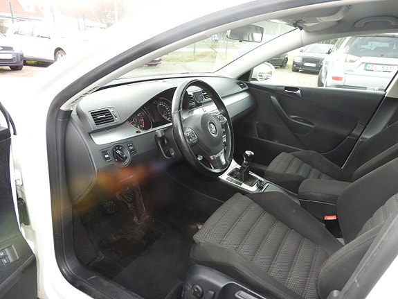 Volkswagen Passat 15 of 17