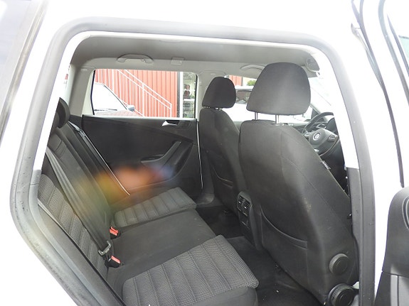 Volkswagen Passat 10 of 17