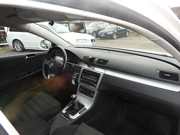 Volkswagen Passat 9 of 17