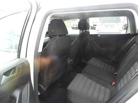 Volkswagen Passat 13 of 17