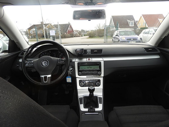 Volkswagen Passat 14 of 17