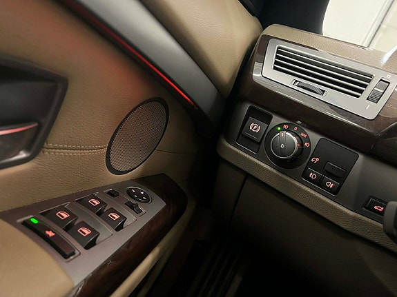 BMW 750i 15 of 21