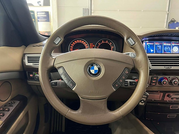 BMW 750i 10 of 21