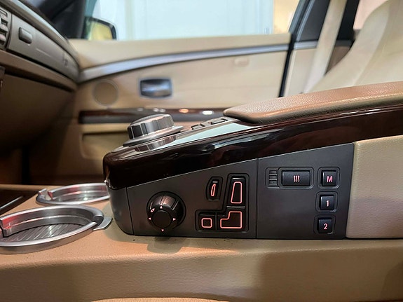BMW 750i 16 of 21