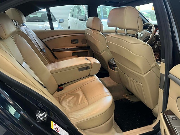 BMW 750i 19 of 21