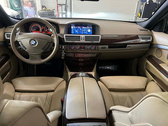BMW 750i 8 of 21