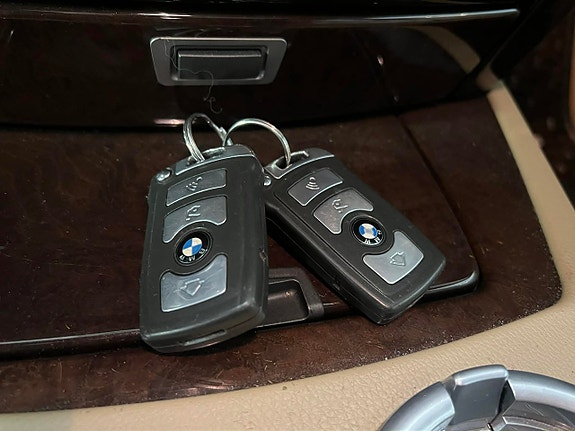 BMW 750i 18 of 21