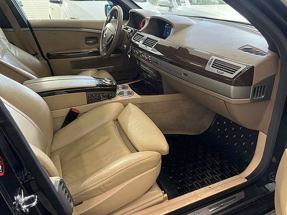 BMW 750i 9 of 21