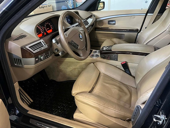 BMW 750i 7 of 21