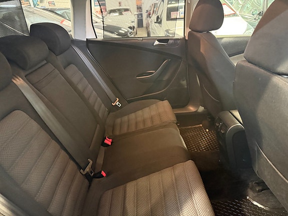 Volkswagen Passat 12 of 13