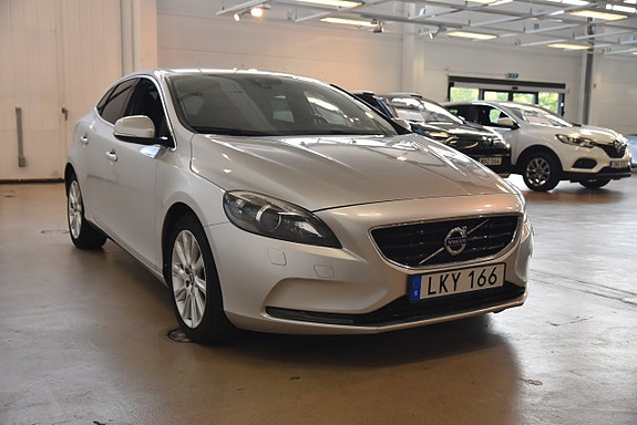 Volvo V40 2 of 5