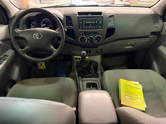 Toyota HiLux 7 of 16