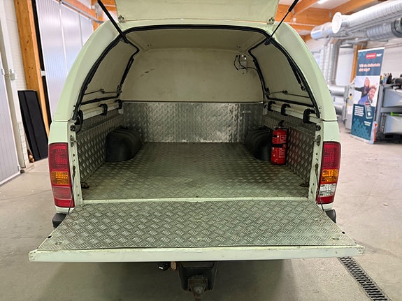 Toyota HiLux 13 of 16