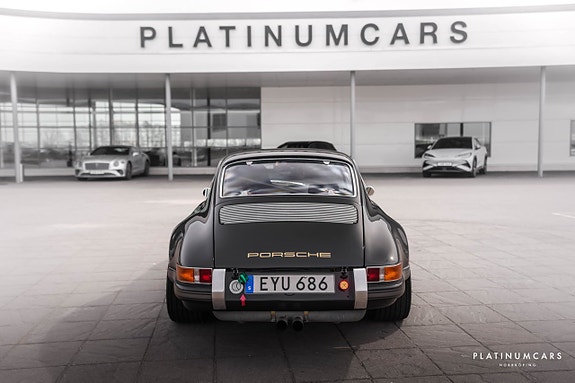 Porsche 911 4 of 5