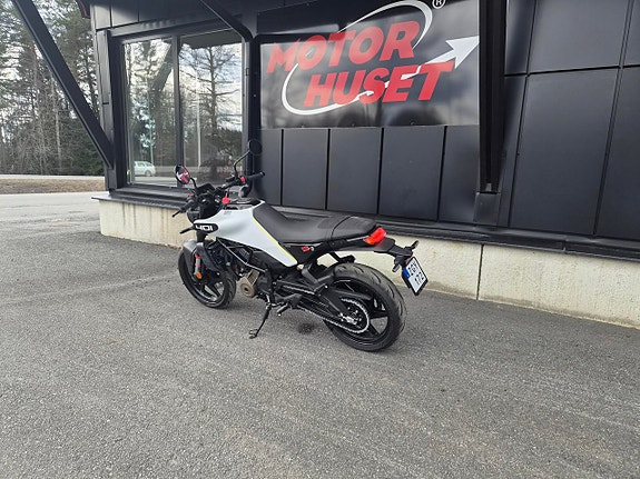 Husqvarna Vitpilen 401 -24 2 of 3