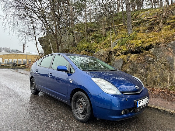 Toyota Prius 2 of 5
