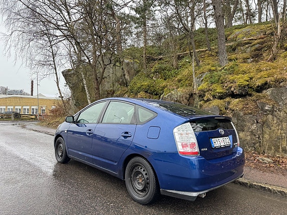 Toyota Prius 4 of 5