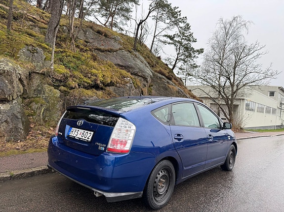 Toyota Prius 3 of 5