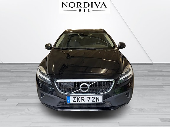 Volvo V40 Cross Country 2 of 5