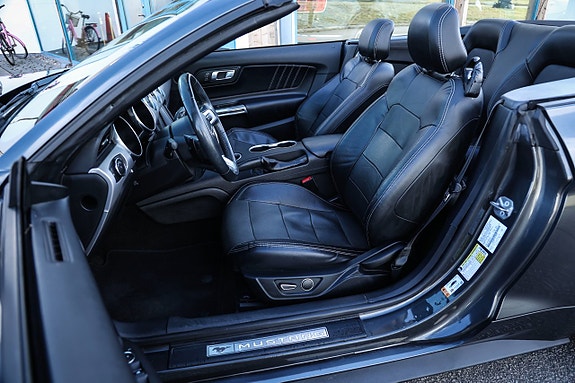Ford Mustang 17 of 23