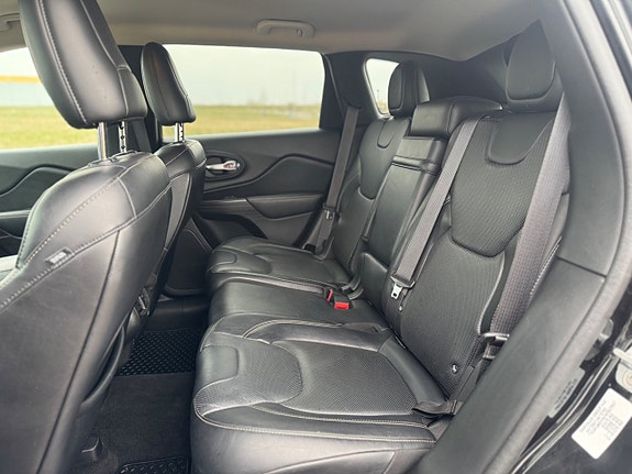 Jeep Cherokee 11 of 18
