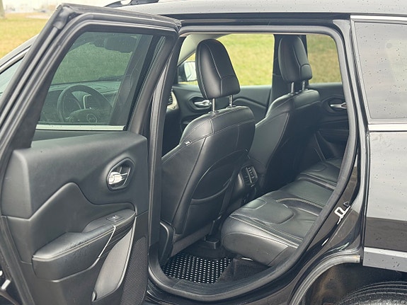 Jeep Cherokee 10 of 18