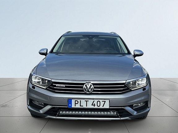 Volkswagen Passat Alltrack 2 of 5