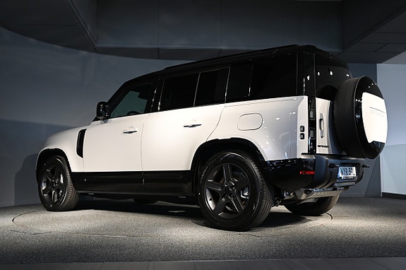 Land Rover Defender 110 4 of 5
