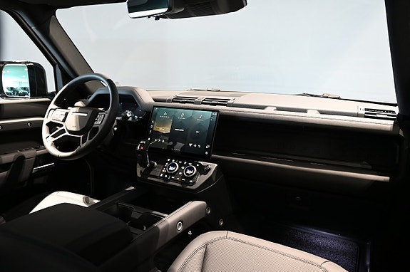 Land Rover Defender 110 12 of 28