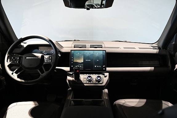 Land Rover Defender 110 15 of 28