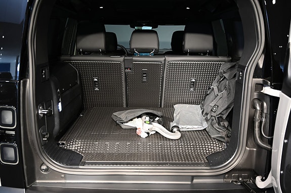 Land Rover Defender 110 23 of 28