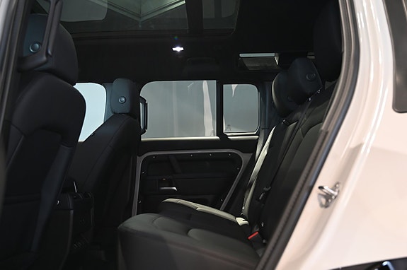 Land Rover Defender 110 13 of 28
