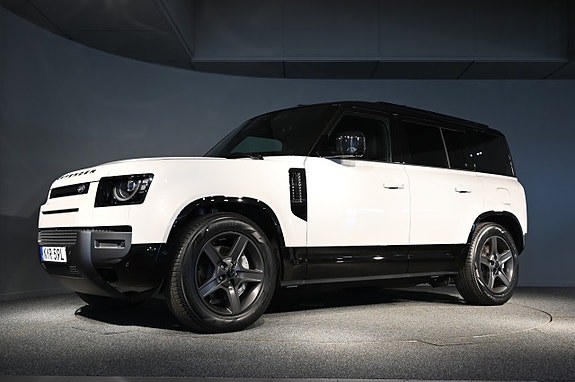 Land Rover Defender 110 2 of 5